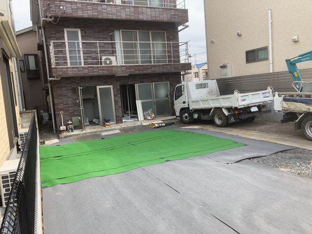 東京都豊島区池袋の土入れ作業中の様子です。